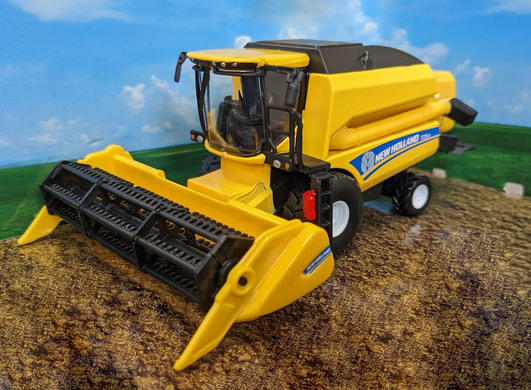 Автомодель Зерноуборочный комбайн (18 см., 1:50) New Holland TC5.90 Combine Harvest Bburago 18-31721