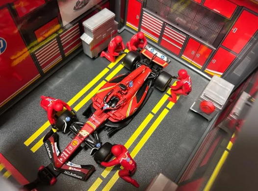 Игровой набор из серии Formula Pit Pass с болидом Ferrari SF-24 Bburago 18-36862 (#16) масштаб 1/43