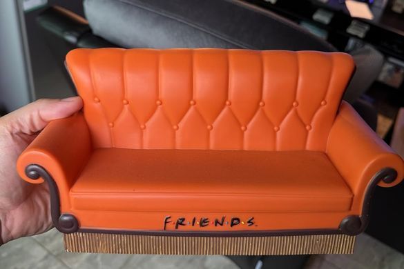 Скарбничка Помаранчевий диван із серіалу Друзі Friends Couch PVC Bank Monogram 47241