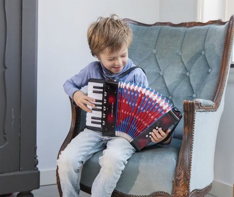 Детский аккордеон First Melodies New Classic Toys 10057 с музыкальной книгой