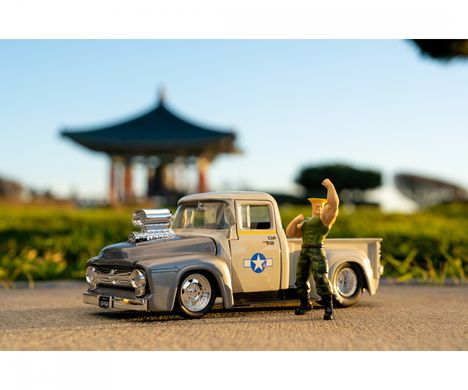 Металлическая машинка (1:24) Street Fighter 1956 года Ford F-100 с фигуркой Гайла Jada Toys 253255057