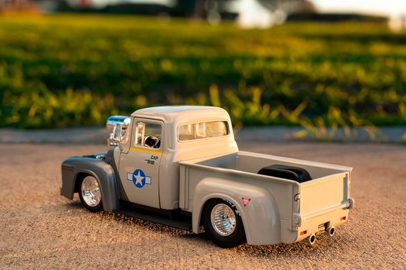 Металлическая машинка (1:24) Street Fighter 1956 года Ford F-100 с фигуркой Гайла Jada Toys 253255057