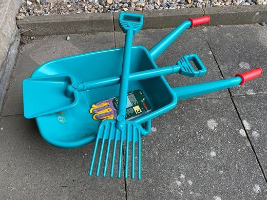 Игровой набор юного садовода с тачкой Bosch Mini Gardener Set Theo Klein 2752 с лопаткой, граблями, перчатками