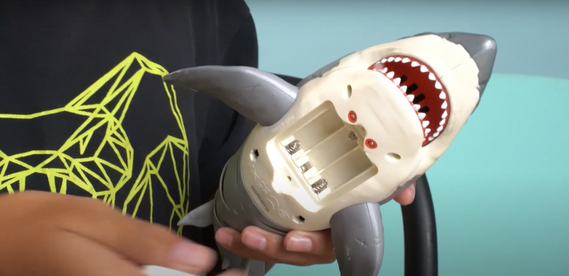 Интерактивная игрушка Большая белая акула Great White Shark Zuru Robo Alive 71126 со светом