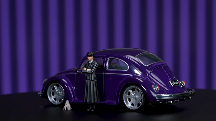 Металева машина 1972 Volkswagen Beetle 1/24 з фігурками Венздей Аддамс і Річ Jada Toys 253255076