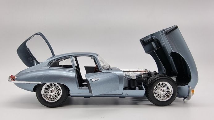 Металева автомодель Jaguar E-Type Coupe (1961) Bburago 18-12044 у масштабі 1/18